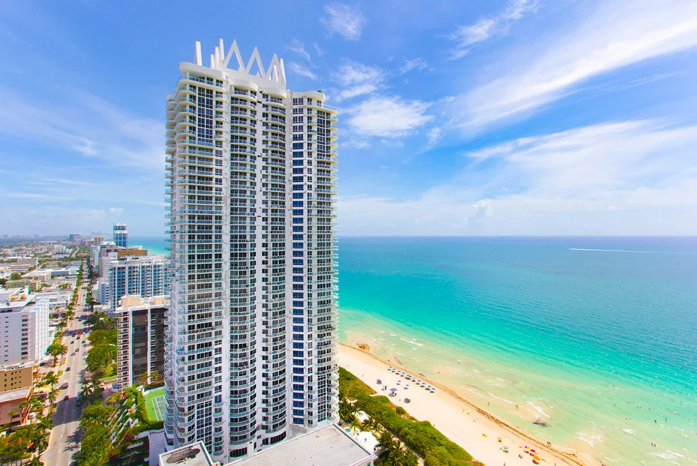 Torre residencial Akoya Miami Beach frente al mar en 6365 Collins Avenue