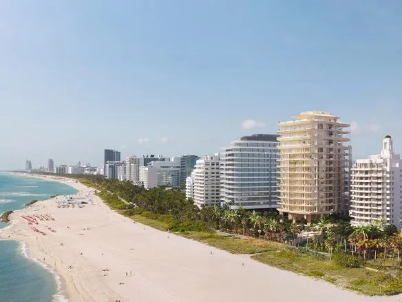 El frente al mar de Mid-Beach al atardecer con Aman Residences, Miami Beach &mdash; render conceptual del artista