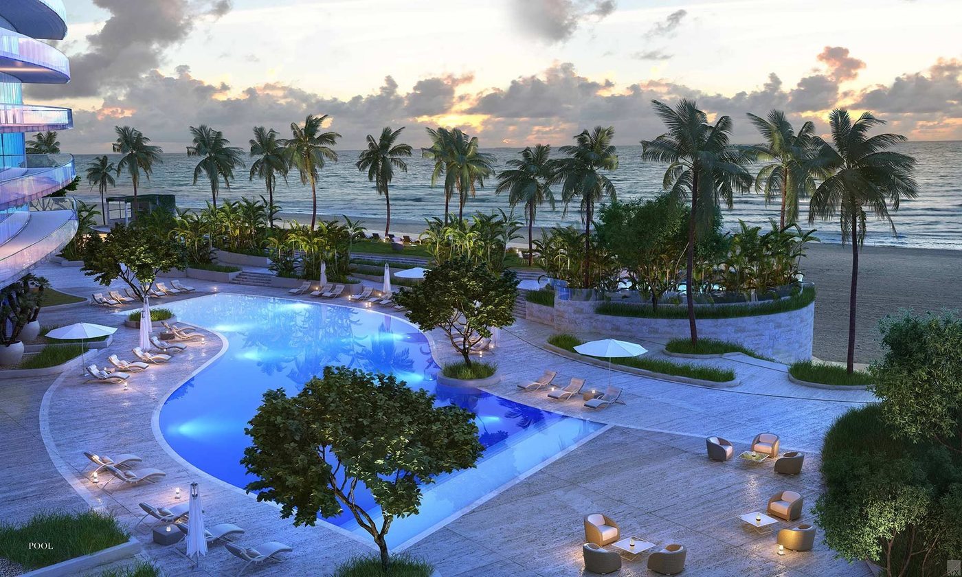 Terraza de piscina climatizada frente al mar con palmeras y playa privada al atardecer en Residences by Armani/Casa, Sunny Isles Beach, Miami