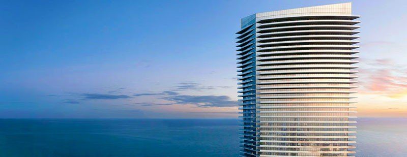 Torre de cristal frente al mar de Residences by Armani/Casa sobre el Oc&eacute;ano Atl&aacute;ntico en Sunny Isles Beach, Florida