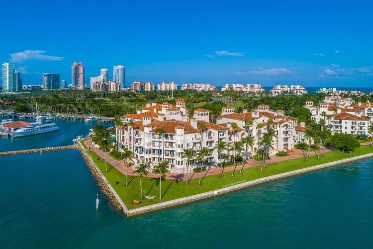 Residencias de Bayside Village en Fisher Island, cerca de la marina