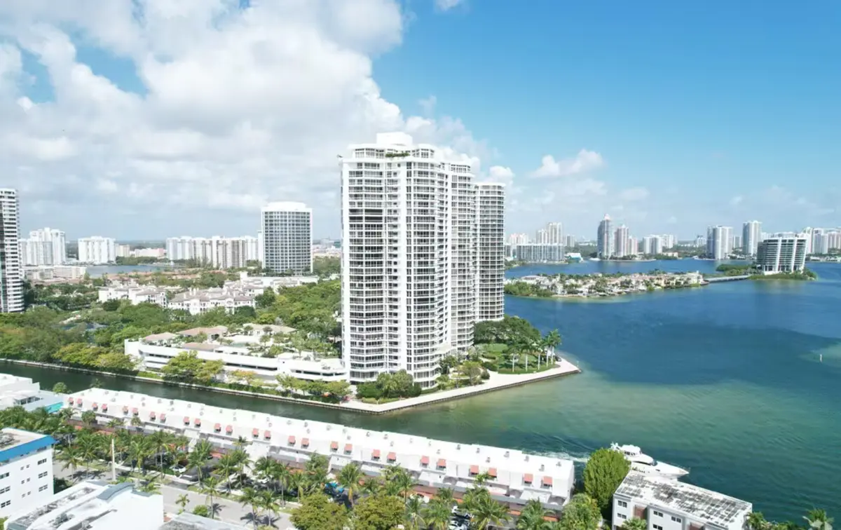 Torre de condominios de lujo Bella Mare Williams Island en Aventura, Florida