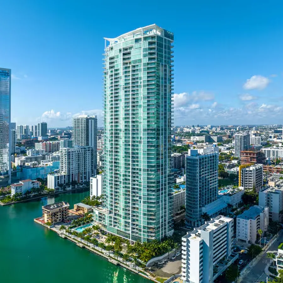 Torre de condominios frente a la bah&iacute;a Biscayne Beach en Edgewater Miami