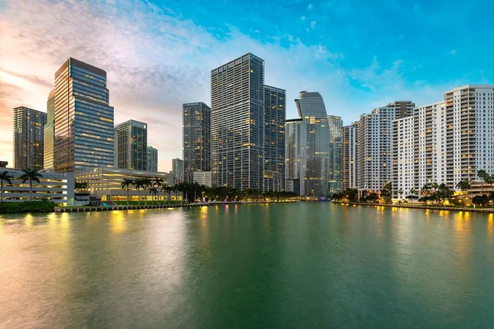El perfil urbano de Brickell al atardecer sobre Biscayne Bay, en Miami, Florida