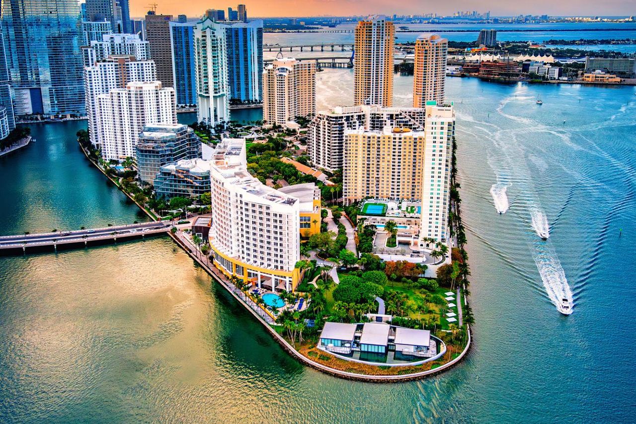 Vista a&eacute;rea de torres de condominios de lujo frente al mar en Brickell Key con vista a la bah&iacute;a de Biscayne en Miami, Florida