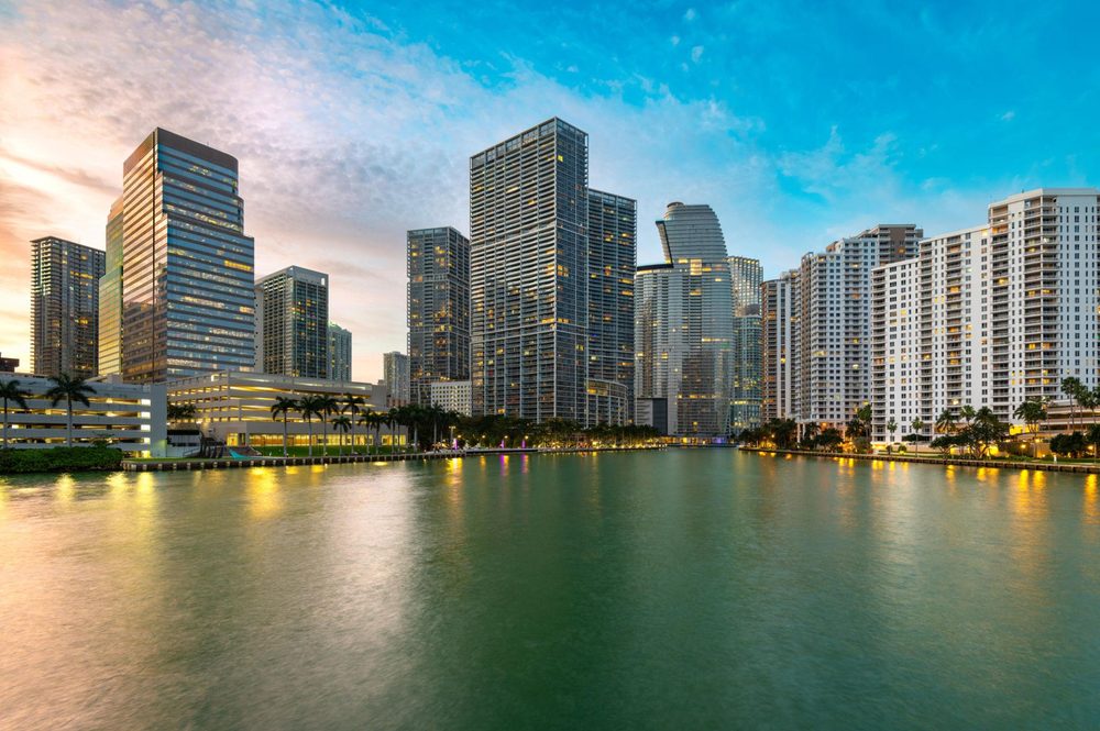 Skyline de Brickell al atardecer sobre la bah&iacute;a de Biscayne en Miami, Florida