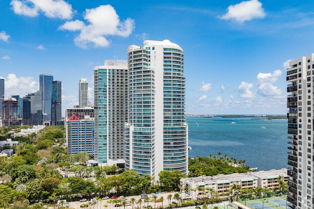 Torre de condominios Bristol Tower Brickell en el frente de agua de Brickell, Miami