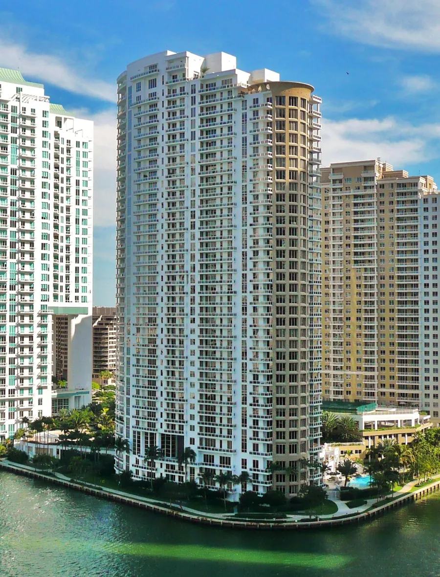 Torre residencial Carbonell frente al agua en Brickell Key, Miami