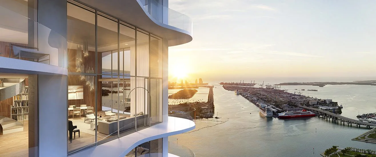 Balc&oacute;n del penthouse en Casa Bella Residences by B&B Italia con vista a Biscayne Bay y PortMiami al atardecer (render conceptual del artista)