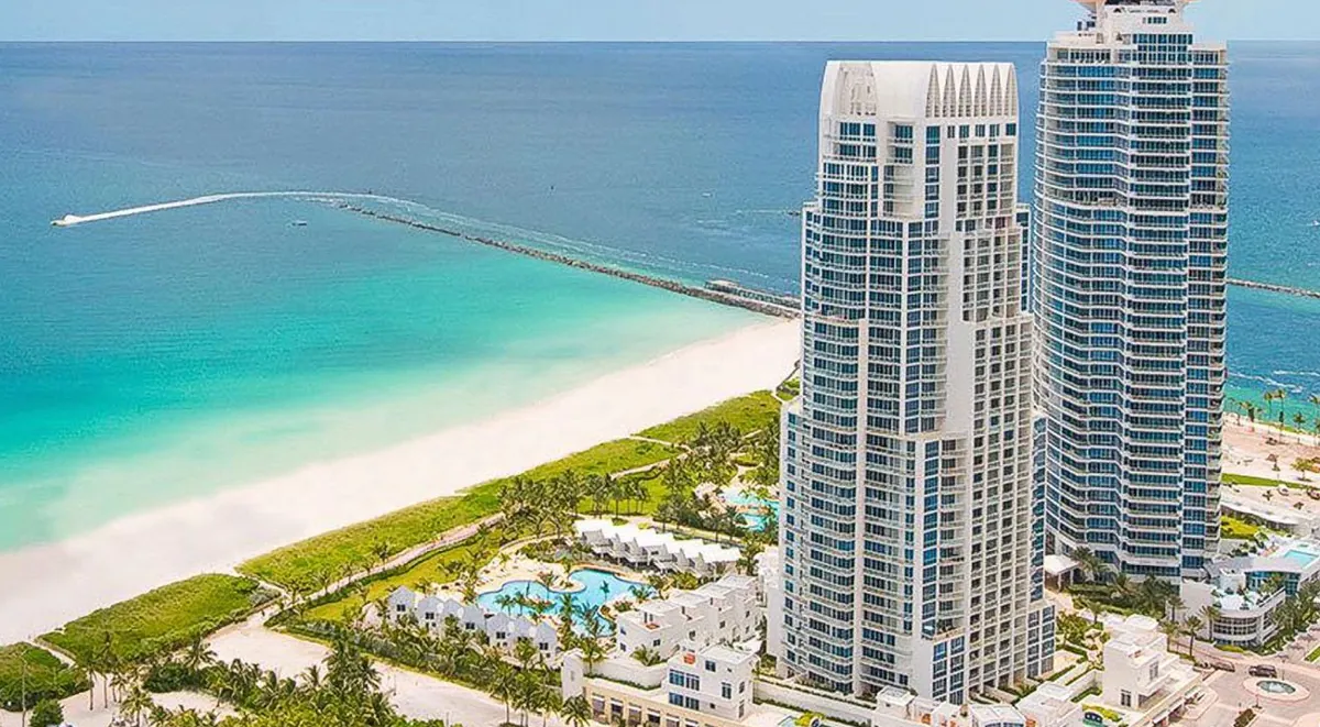 Torre de condominios Continuum North Tower frente al mar en South of Fifth, Miami Beach