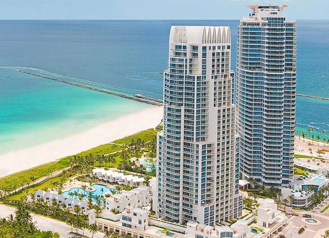 Torre de condominios Continuum South Tower frente al mar en South of Fifth, Miami Beach