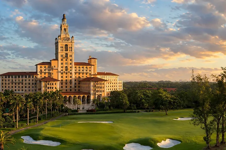 El histórico Biltmore Hotel y su campo de golf a la hora dorada en Coral Gables, Miami, Florida