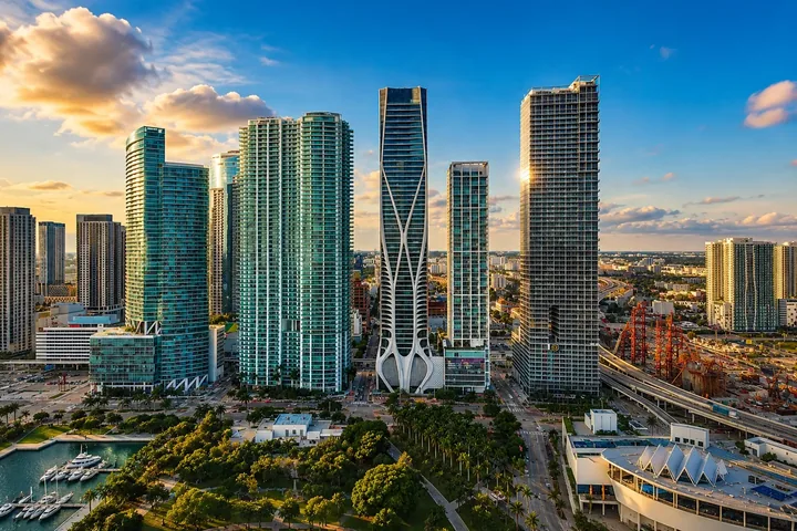 Torres de condominios de Downtown Miami sobre Biscayne Boulevard a la hora dorada, incluidas One Thousand Museum y el frente de agua de Museum Park