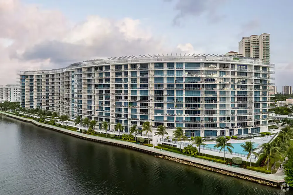 Torres de condominios frente al agua de Echo Aventura en Aventura