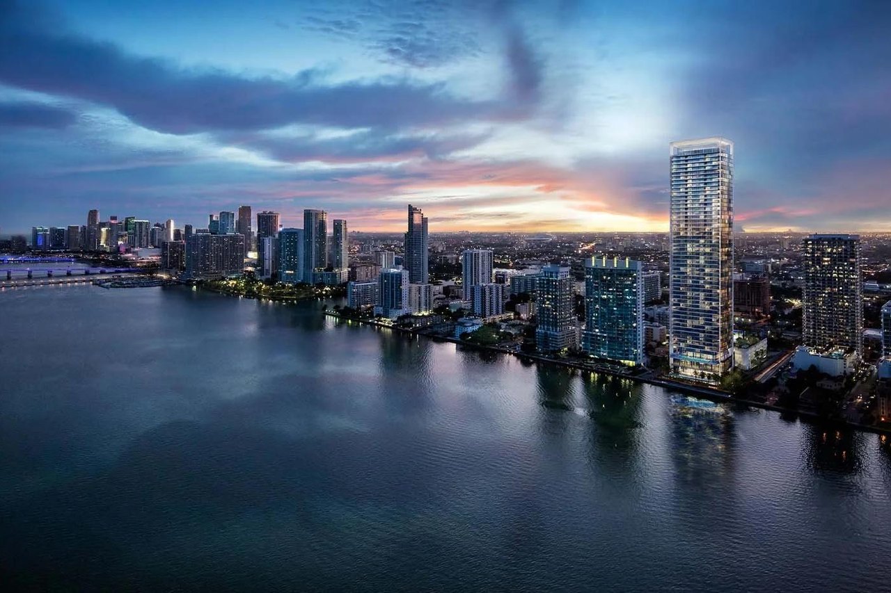 Vista a&eacute;rea de torres de condominios de lujo frente al agua en Edgewater con vista a la bah&iacute;a de Biscayne en Miami, Florida
