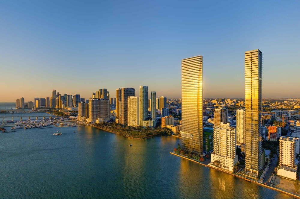 Torres de condominios de lujo frente al agua en Edgewater, Miami, sobre la bah&iacute;a de Biscayne al atardecer