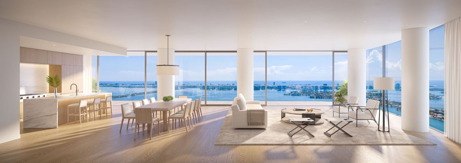Gran sal&oacute;n abierto con vistas panor&aacute;micas de piso a techo a Biscayne Bay dentro de una residencia de EDITION Residences Miami Edgewater