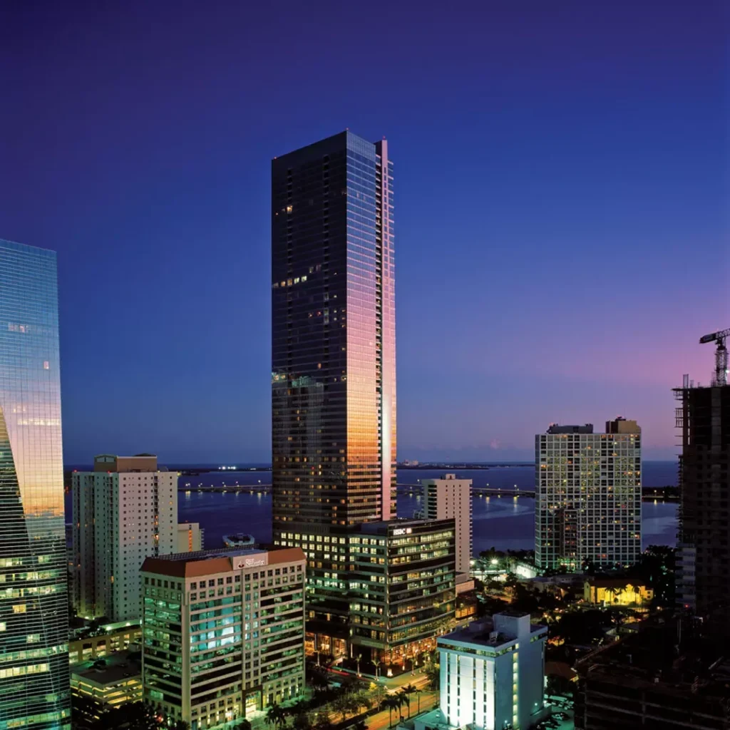 Torre de condominios Four Seasons Residences Brickell en Brickell Avenue, Miami