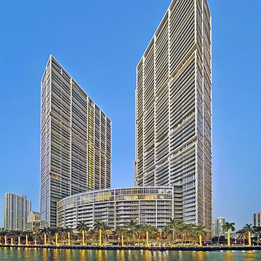 Torre de condominios Icon Brickell Tower 1 sobre el r&iacute;o Miami en Brickell