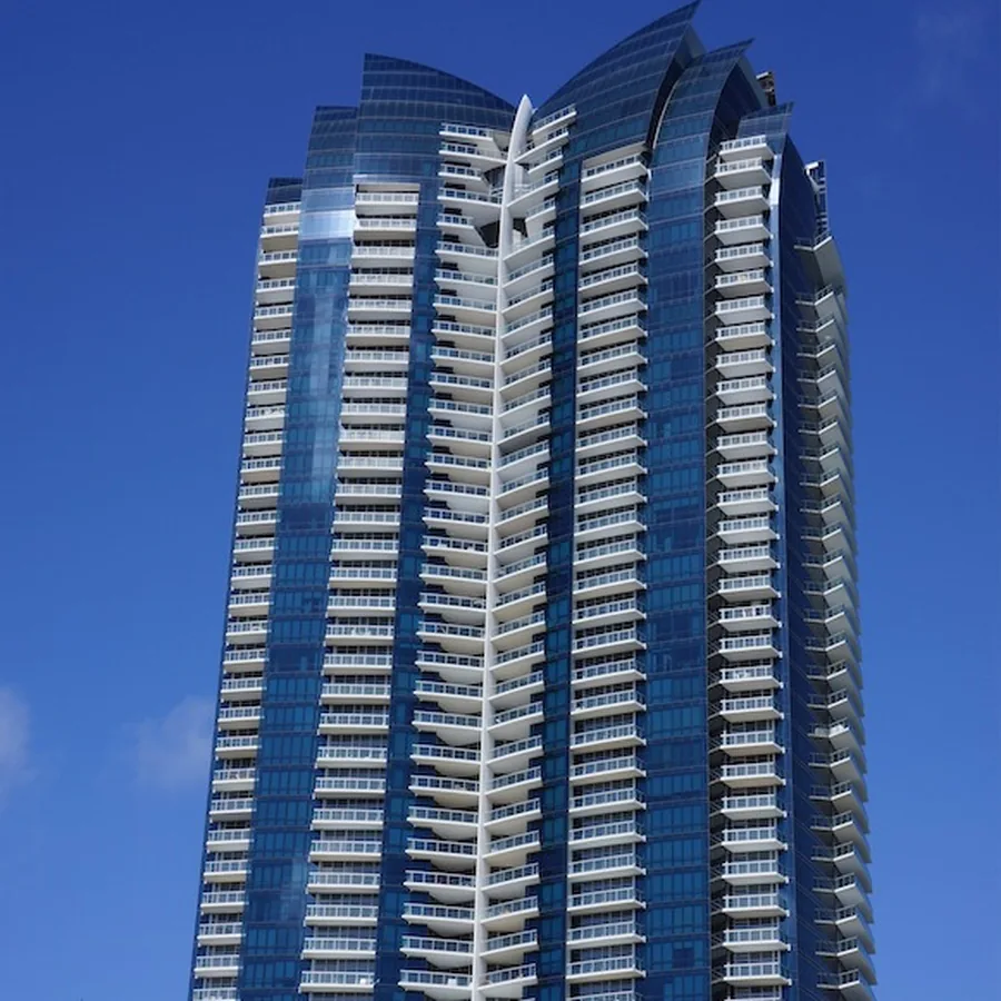 Torre de condominios Jade Ocean frente al mar en Sunny Isles Beach