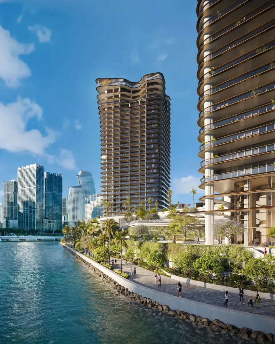 Render del desarrollador del paseo ajardinado junto a la bahía de Biscayne en Brickell Key, al lado de The Residences at Mandarin Oriental, Miami, con el perfil urbano de Brickell al otro lado del agua