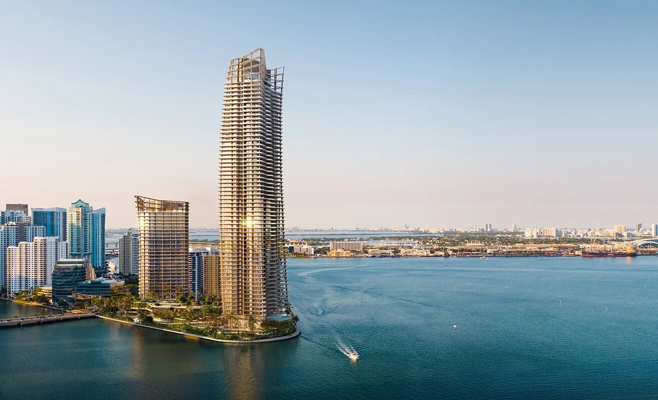The Residences at Mandarin Oriental Miami elev&aacute;ndose desde la punta sur de Brickell Key sobre Biscayne Bay