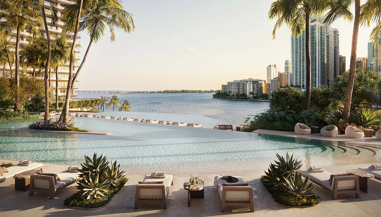 Piscina de borde infinito que se funde con Biscayne Bay en The Residences at Mandarin Oriental Miami