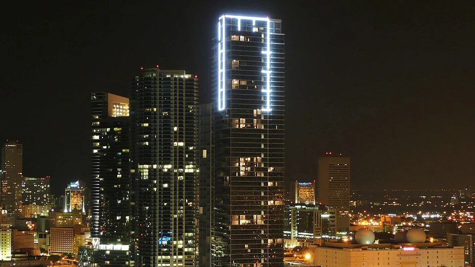 La torre de condominios Marquis Miami en 1100 Biscayne Boulevard, en Downtown Miami, de noche, con su iluminación LED de fachada encendida