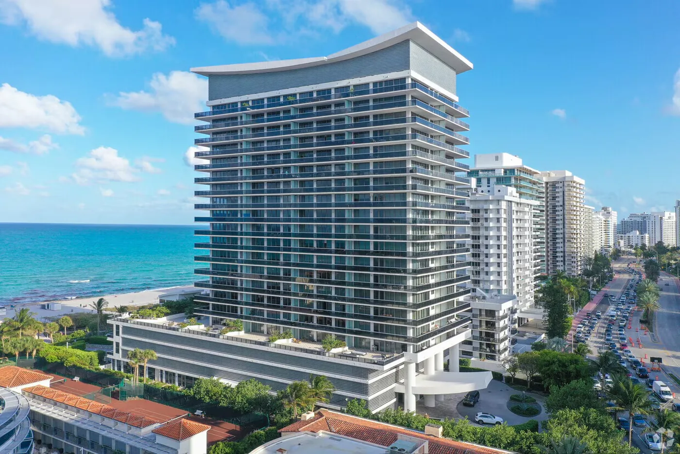 Torre de condominios MEi Miami Beach frente al mar sobre Collins Avenue