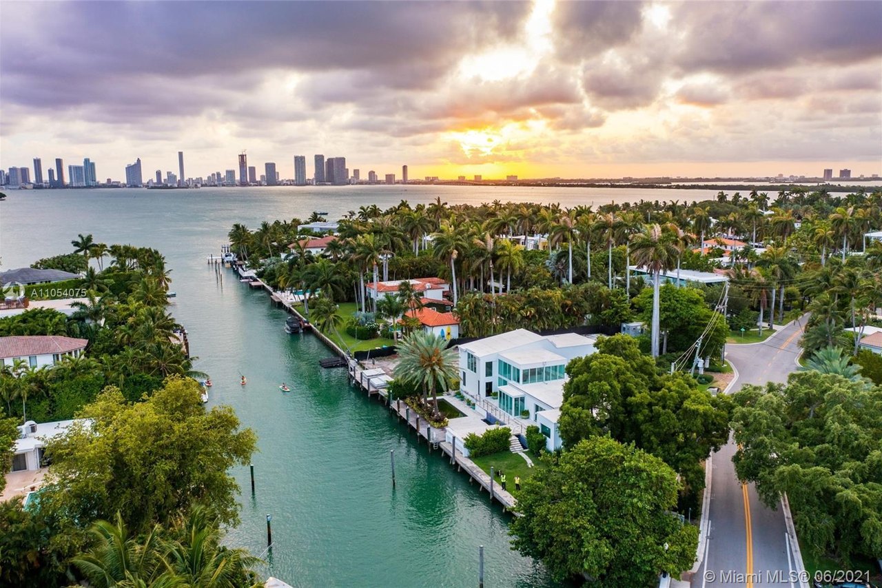 Mansi&oacute;n moderna frente al agua en una isla privada de Miami Beach con el skyline de Miami al atardecer, Florida