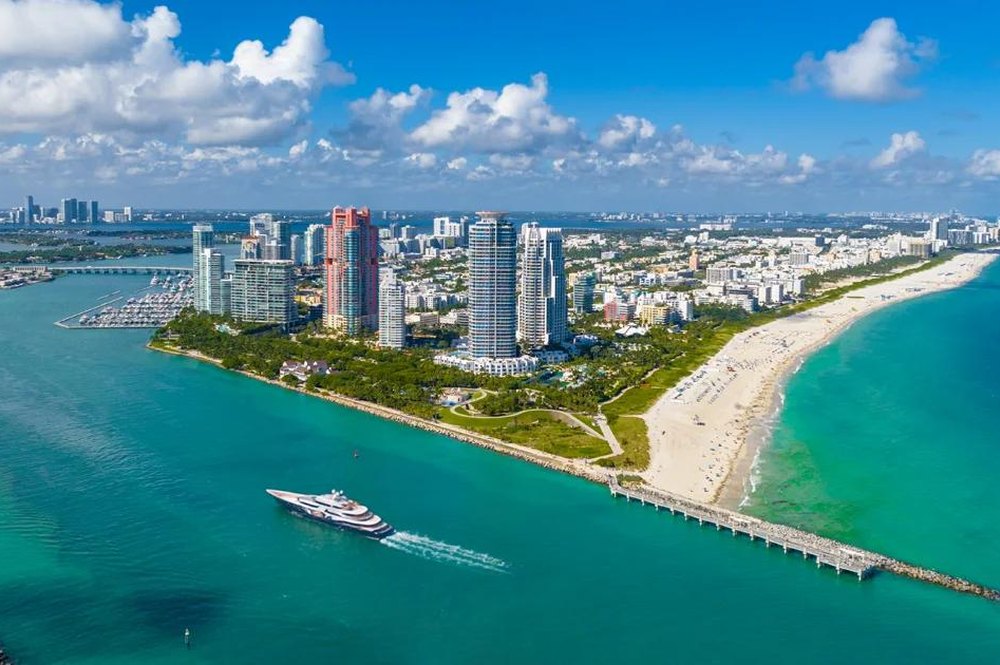 Vista a&eacute;rea de South of Fifth y el skyline de South Beach con South Pointe Park, el muelle y el agua turquesa en Miami Beach, Florida