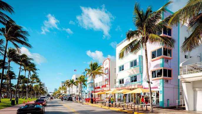 Hoteles Art Deco en tonos pastel y palmeras a lo largo de Ocean Drive en South Beach, Miami Beach, Florida
