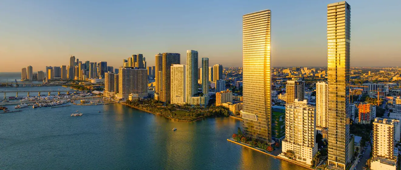 Vista a&eacute;rea de torres de condominios de Miami a lo largo de la Bah&iacute;a de Biscayne en Edgewater con el horizonte del centro de Miami al fondo