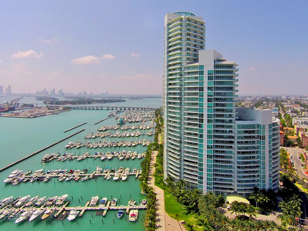 Torre de condominios Murano at Portofino frente a la bah&iacute;a en South of Fifth, Miami Beach