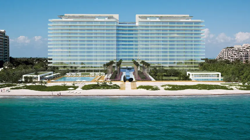 Condominio frente al mar Oceana Key Biscayne y su playa privada vistos desde el océano Atlántico en Key Biscayne, Florida