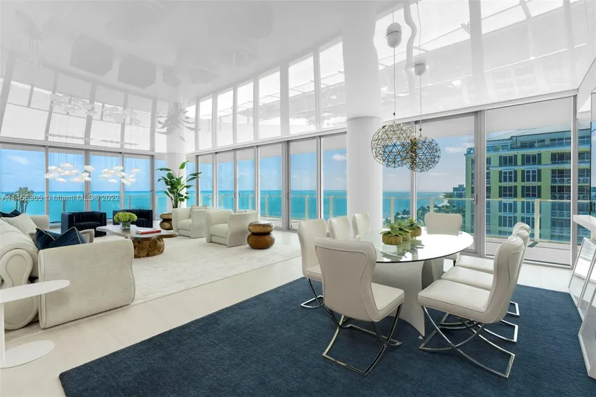 Residencia luminosa en Oceana Key Biscayne con ventanales de piso a techo, sala y comedor, y vistas al océano Atlántico