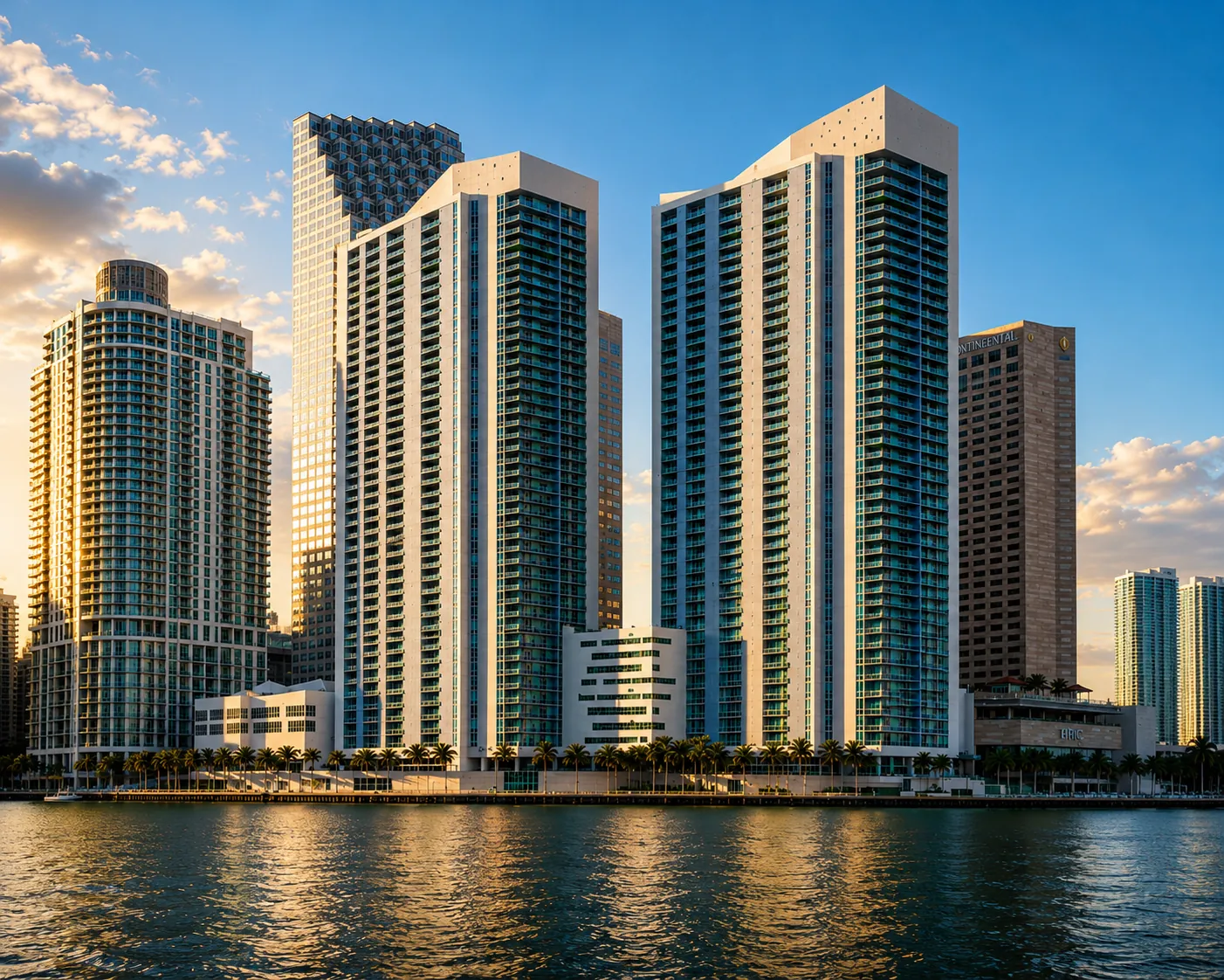 Torres One Miami East y One Miami West en la desembocadura del R&iacute;o Miami y la Bah&iacute;a de Biscayne, Downtown Miami