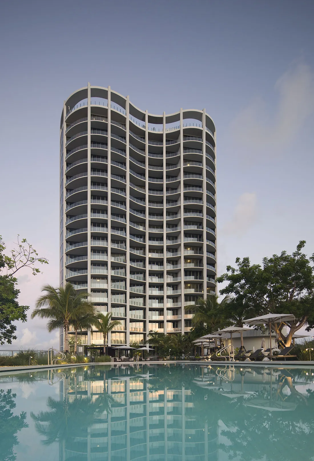 Torre del condominio Park Grove con terraza de piscina de estilo resort en Coconut Grove, Miami