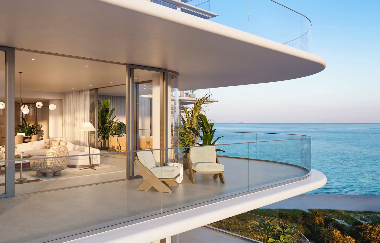 Terraza envolvente curva que se abre desde el gran sal&oacute;n hacia vistas directas al oc&eacute;ano Atl&aacute;ntico en The Perigon Miami Beach