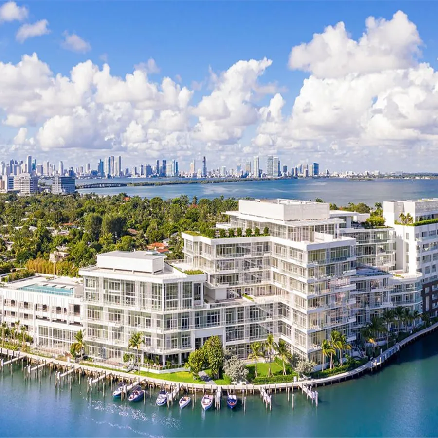 Residencias frente al agua de The Ritz-Carlton Residences Miami Beach en Surprise Lake