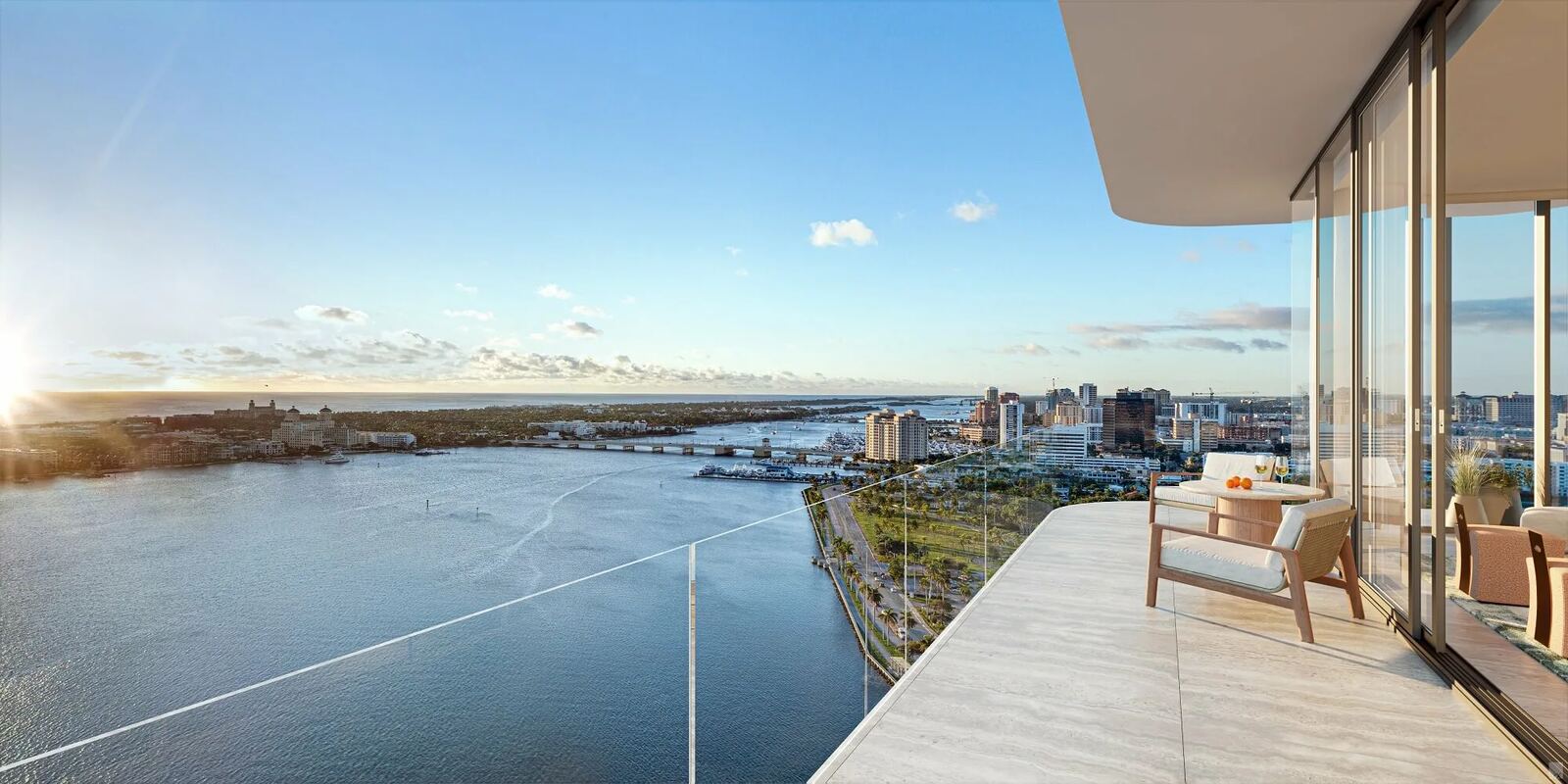 Balc&oacute;n curvo de residencia con vista al Intracoastal hacia Palm Beach Island en The Ritz-Carlton Residences West Palm Beach