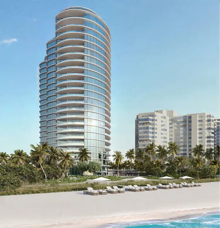 Render exterior de la torre de cristal curva de Rivage Bal Harbour frente al mar sobre la playa y las palmeras