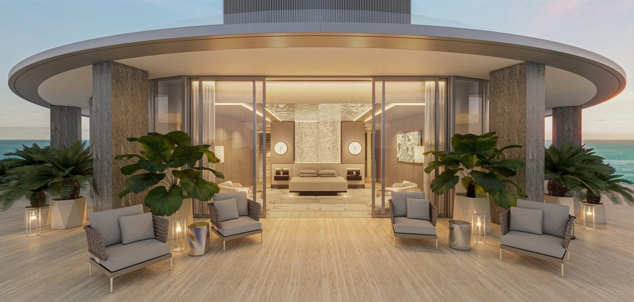 Terraza del penthouse en la azotea con sala de estar abierta a una suite principal frente al mar al atardecer en Rivage Bal Harbour