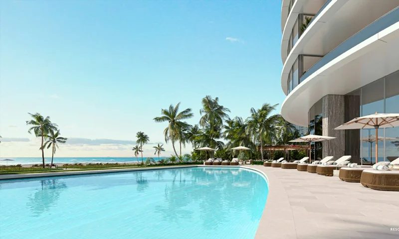 Terraza de piscina frente al mar con cabanas, tumbonas y palmeras junto a la playa en Rivage Bal Harbour
