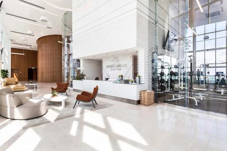 El club de salud y la amenidad de fitness de Santa Maria con sala de estar y vistas a la bah&iacute;a en Brickell, Miami