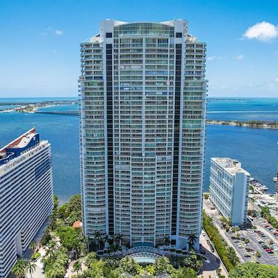 Vista a&eacute;rea de la torre de condominios Santa Maria sobre el frente de agua de Brickell con vista a la bah&iacute;a de Biscayne en Miami, Florida