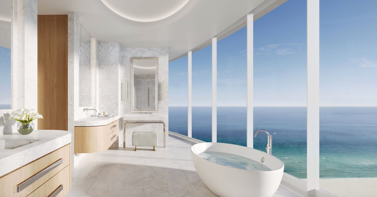 Ba&ntilde;o principal con ba&ntilde;era exenta y ventanales de piso a techo sobre el oc&eacute;ano en una residencia de The Shore Club Private Collection Miami Beach