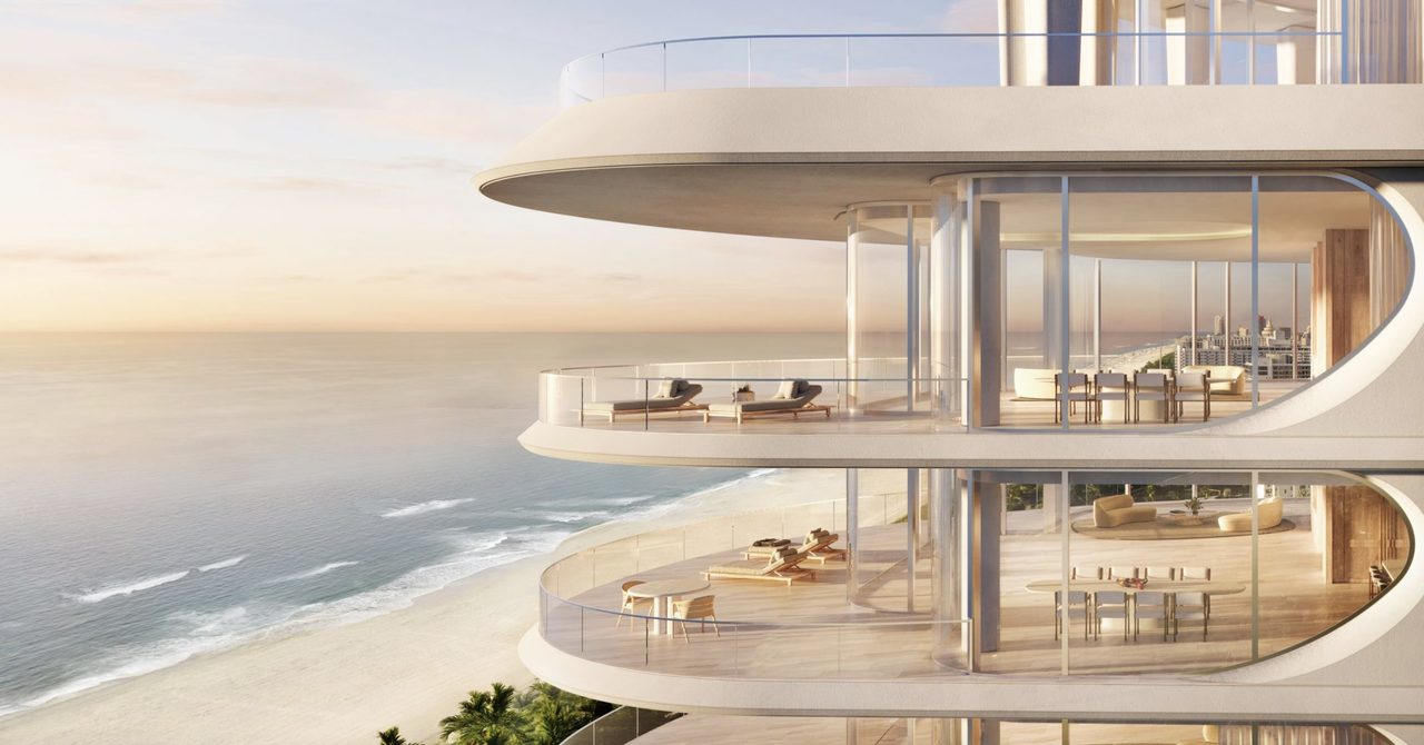 Terrazas privadas curvas con tumbonas frente a la playa al atardecer en The Shore Club Private Collection Miami Beach