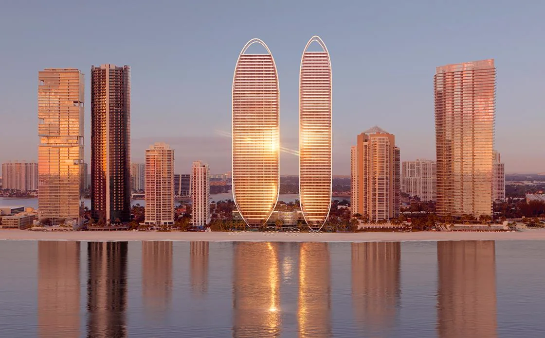 Render de las torres de The St. Regis Residences, Sunny Isles Beach vistas desde el océano Atlántico al atardecer, reflejadas en el agua frente a la costa de Sunny Isles Beach.