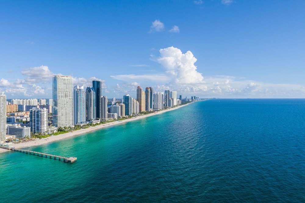 Skyline de condominios frente al mar y muelle de pesca de Sunny Isles Beach sobre el Atl&aacute;ntico en Miami, Florida